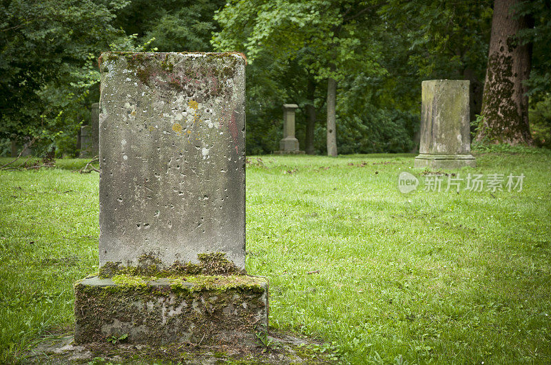 旧空白的墓碑