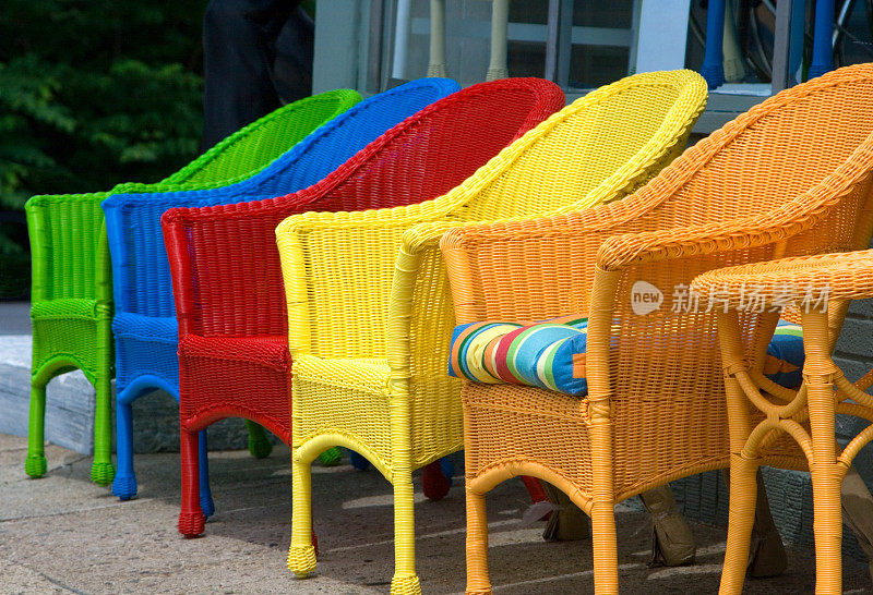 排彩色户外柳条椅