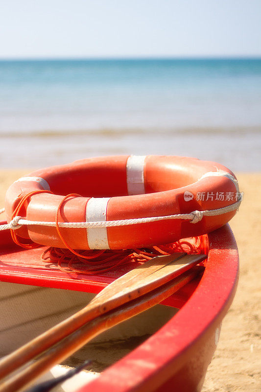 西西里宁静的海滩场景:清晨，橙色的救生艇