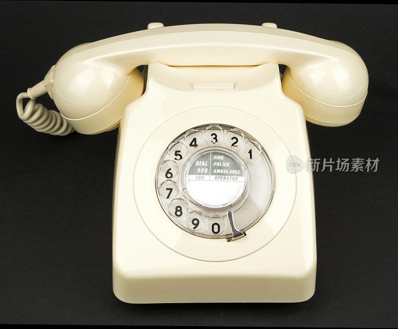 白色或象牙复古拨号电话在黑色的背景