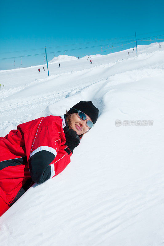 一个女人躺在雪地里