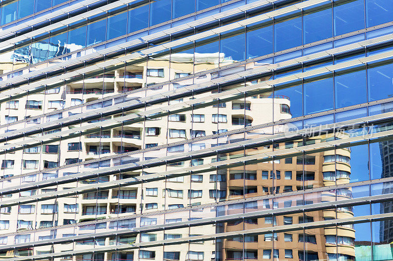 摩天楼玻璃墙反射办公大楼，复制空间