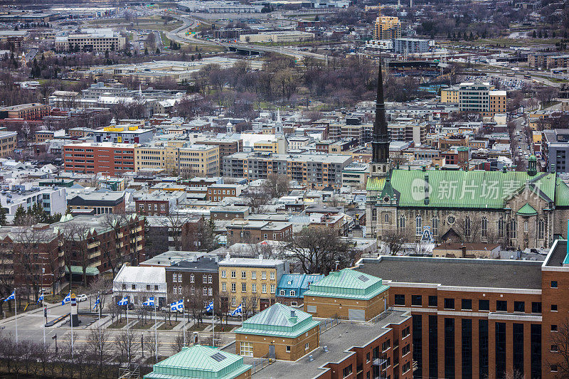 魁北克市的城市景观，Québec的加拿大省的首府城市，它成立于1608年，历史建筑紧邻现代建筑。