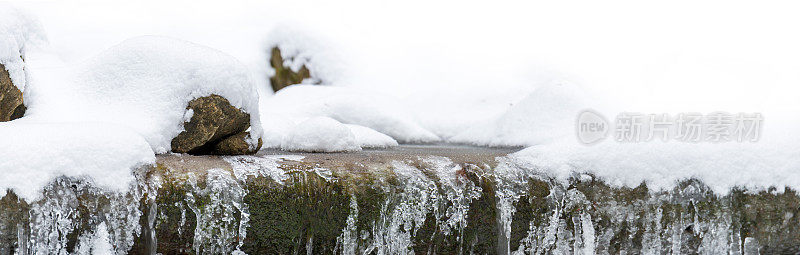 冰冷的河水随着雪过渡到白色。