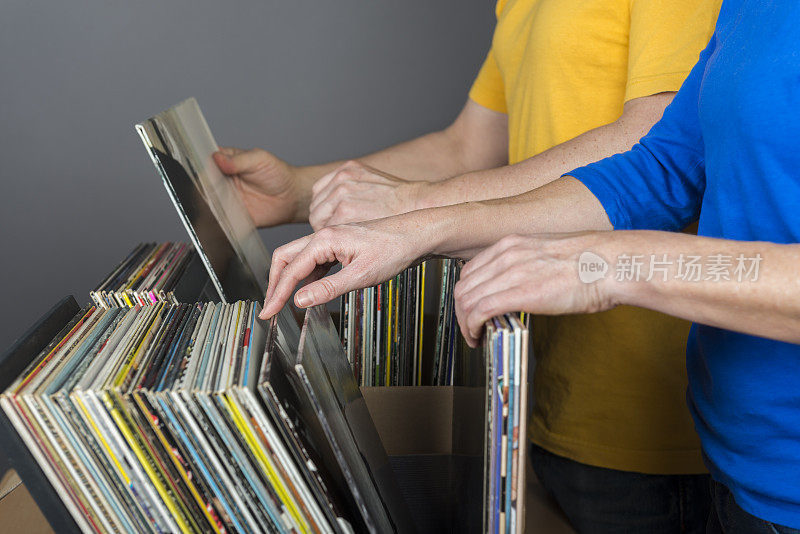 一对夫妇在音像店找唱片