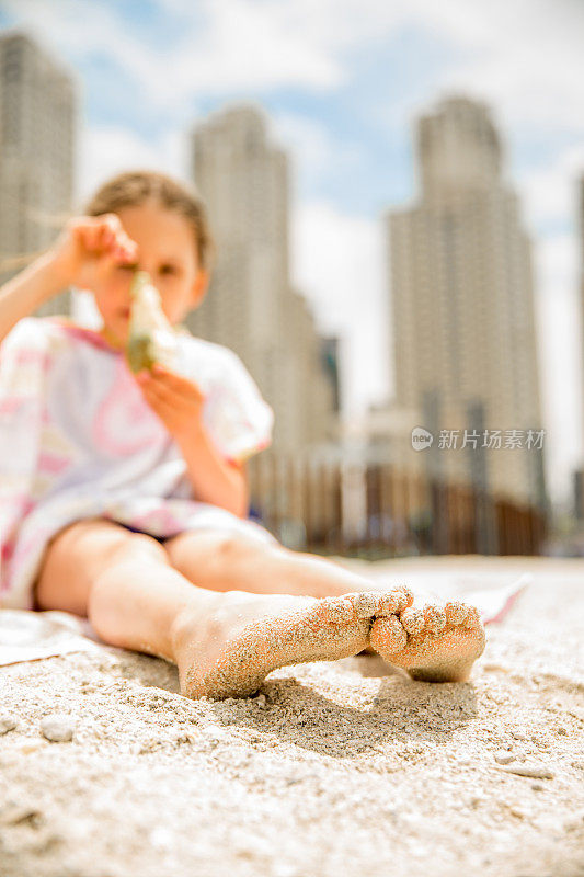 小女孩喜欢在海滩上吃梨