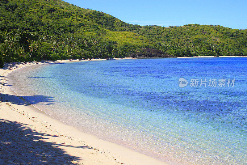 热带天堂:梦幻般的沙荒芜的绿松石海滩和棕榈树，田园般的Yasawas，斐济群岛