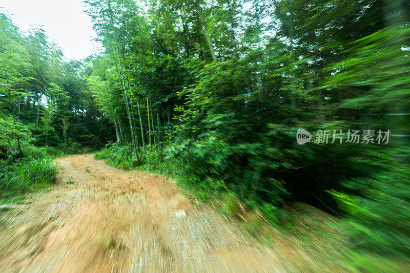 石岩泥泞的道路为汽车商业