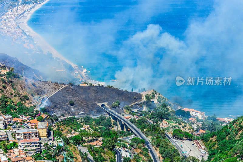 受欢迎的海滨旅游小镇附近发生森林火灾