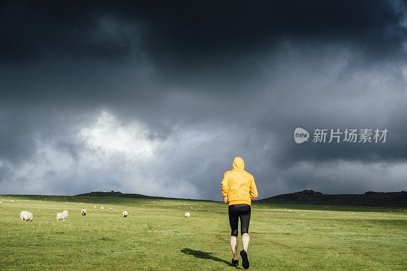 在康沃尔的博德明荒原上奔跑的人。