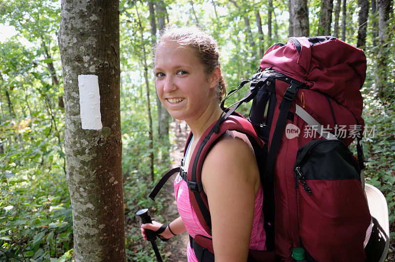 沿着阿巴拉契亚山道徒步旅行的年轻女孩或妇女