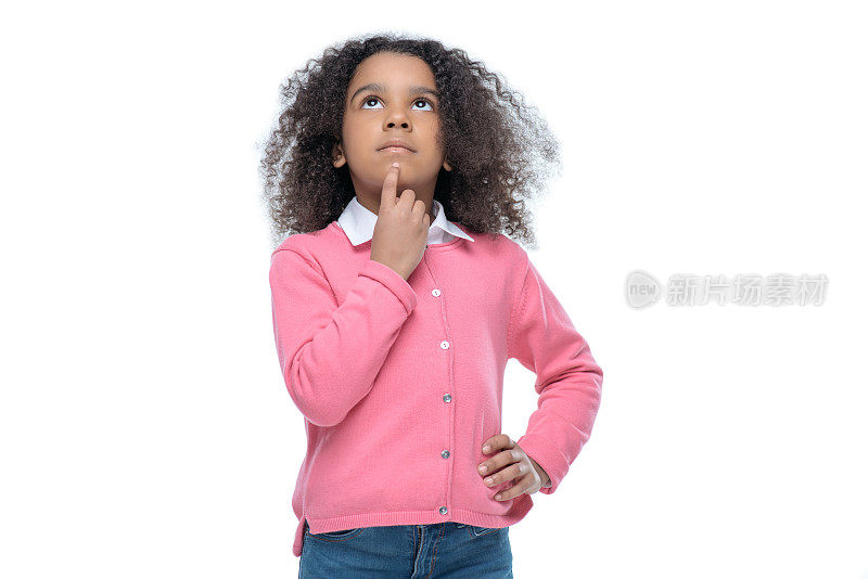 小体贴的非洲裔美国女孩穿着粉红色开襟羊毛衫孤立在白色