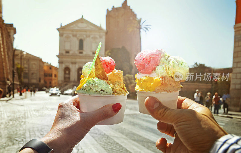 搭配漂亮明亮甜甜的意大利冰淇淋，不同口味的手