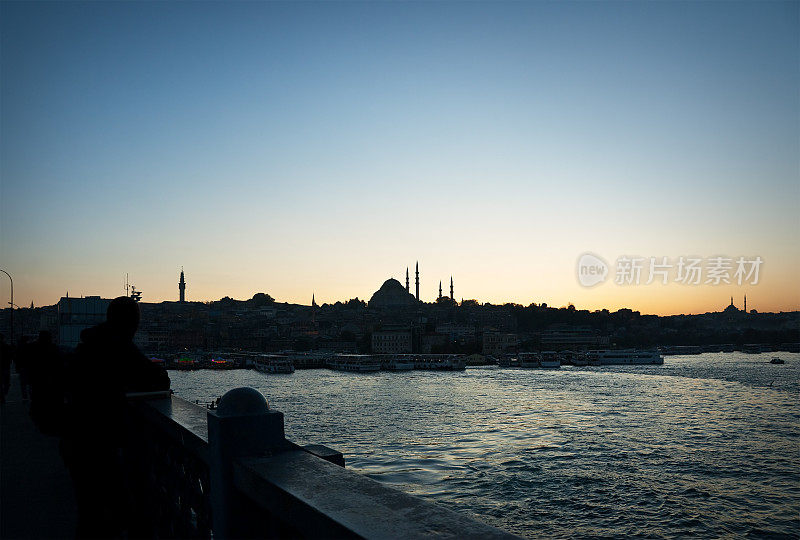 从加拉塔桥俯瞰伊斯坦布尔的天际线
