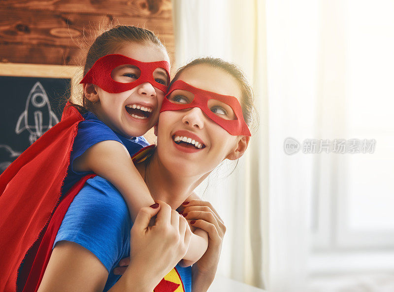 女孩和妈妈穿着超级英雄服装