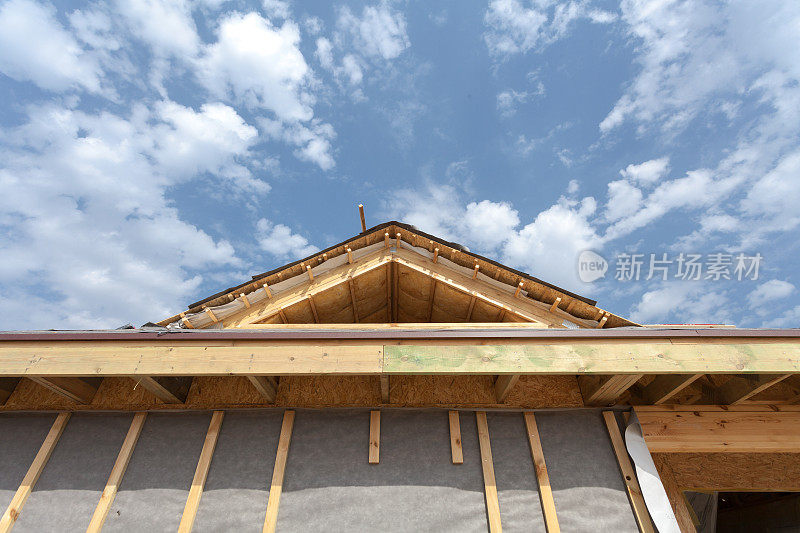 新木屋正在建造中。屋顶采用沥青瓦，烟囱和阁楼保温材料