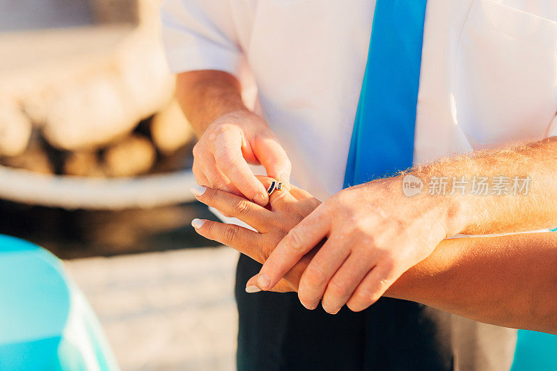 新婚夫妇在婚礼上交换戒指
