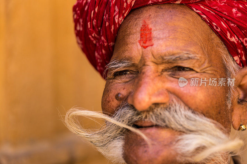 印度拉贾斯坦邦贾伊萨默堡，留着大胡子的印度老人