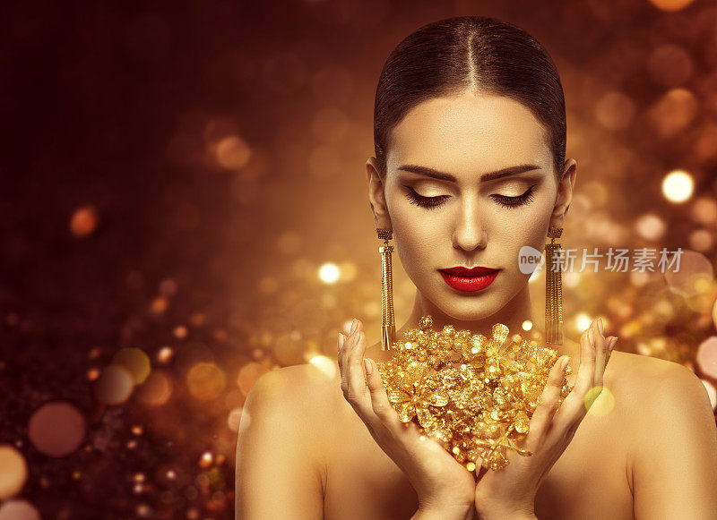 时尚模特黄金珠宝在手，黄金女人的美丽