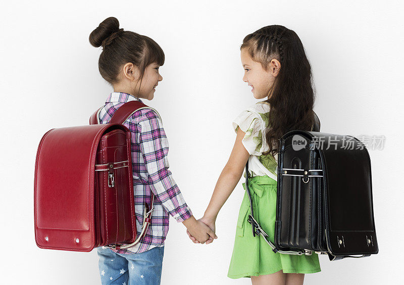 女孩和她的朋友要去上学