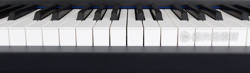 空白钢琴键的正面视图