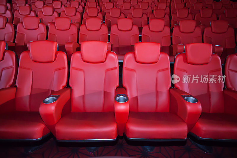 电影院的红色座位。模糊的背景。