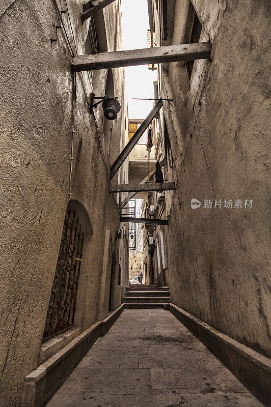 阿塞拜疆巴库老城的空旷街道。古老的城市巴库。神经网络的城市建筑。