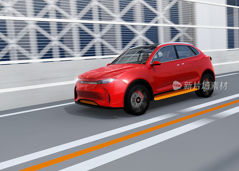 金属红色自动电动SUV在高速公路上行驶