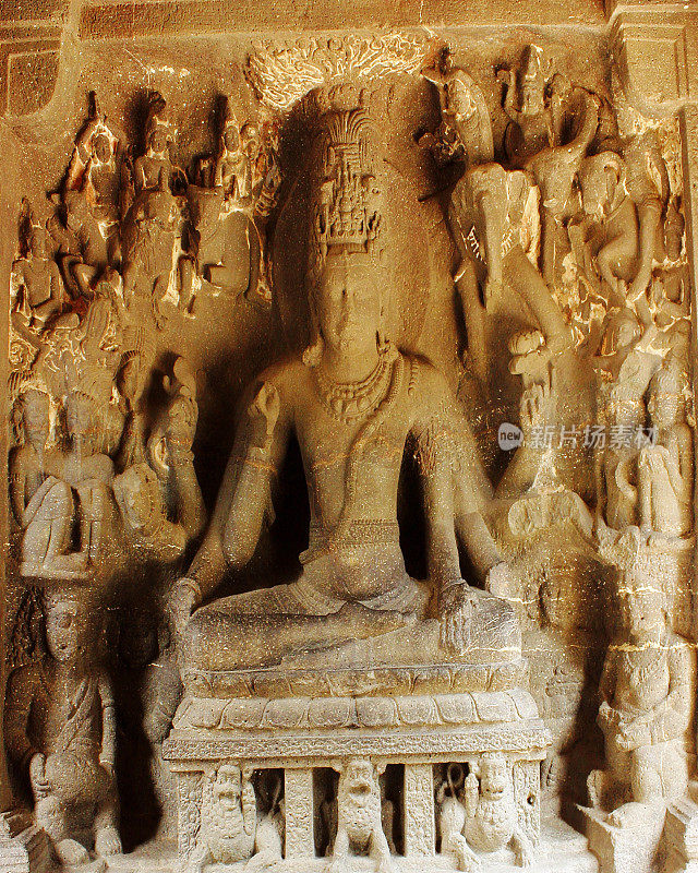 湿婆在印度的爱罗拉洞穴做瑜伽——公元1000年古老的单一岩石切割的印度教冈伊拉什寺庙