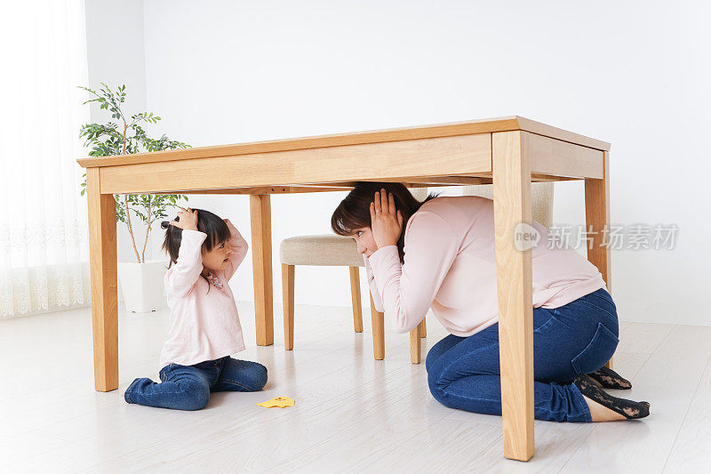 父母和孩子挤在桌子下面