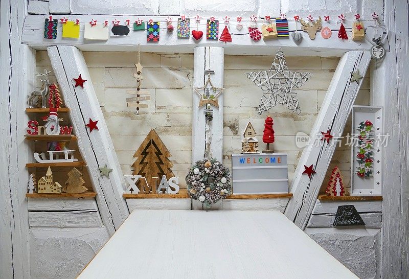 圣诞节装饰和标志的降临日历墙在架子上