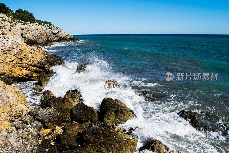 西班牙多岩石的海岸线上水花四溅