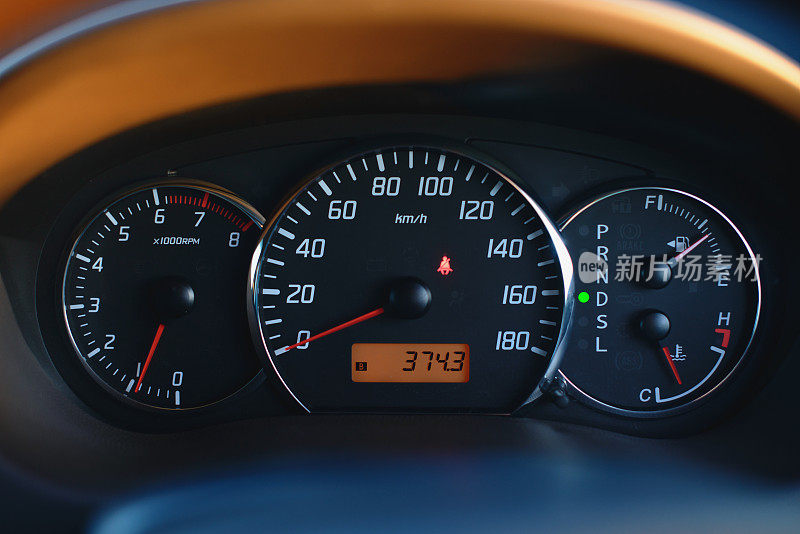 汽车仪表盘与速度表和转速表在黑色，近。