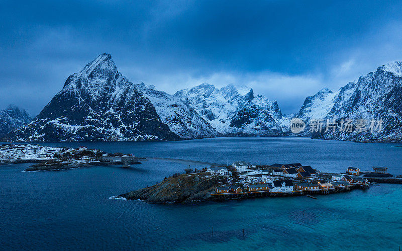 挪威诺德兰罗弗敦群岛寒冷的一天。灰色的，冬天的云在雷因湾-风景如画的村庄坐落在几个岛屿上。