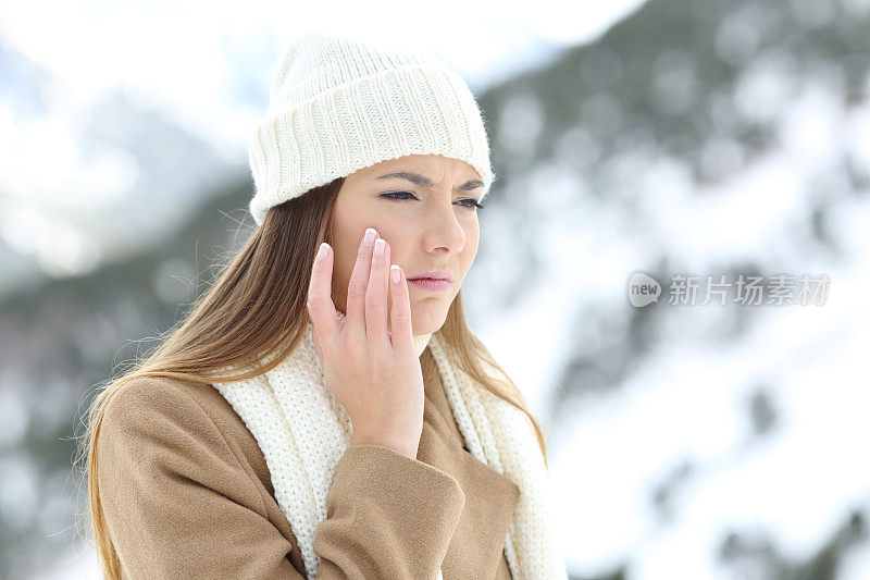 愤怒的女人在冬天使用滑雪保护霜