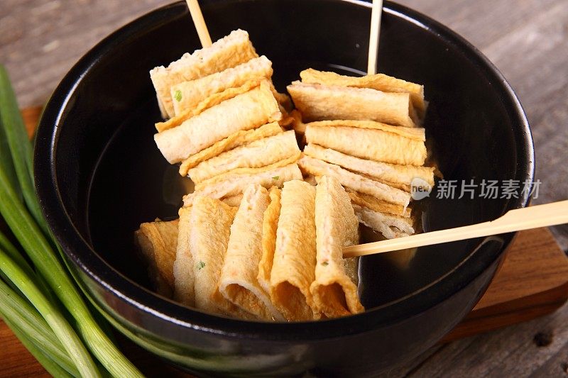 鱼饼串在碗里