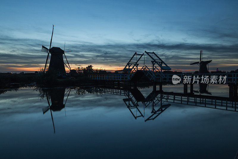 金德杰克运河上的风车景色丰富多彩。欧洲荷兰肯德迪克村的日落。