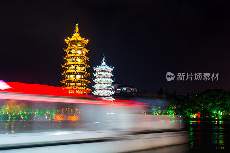 在中国广西，过路人购买桂林双塔