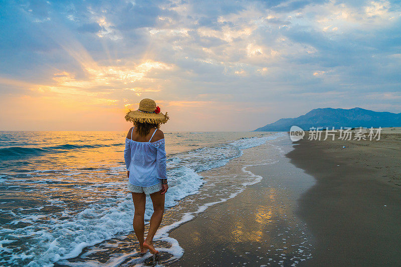 女人正奔向大海