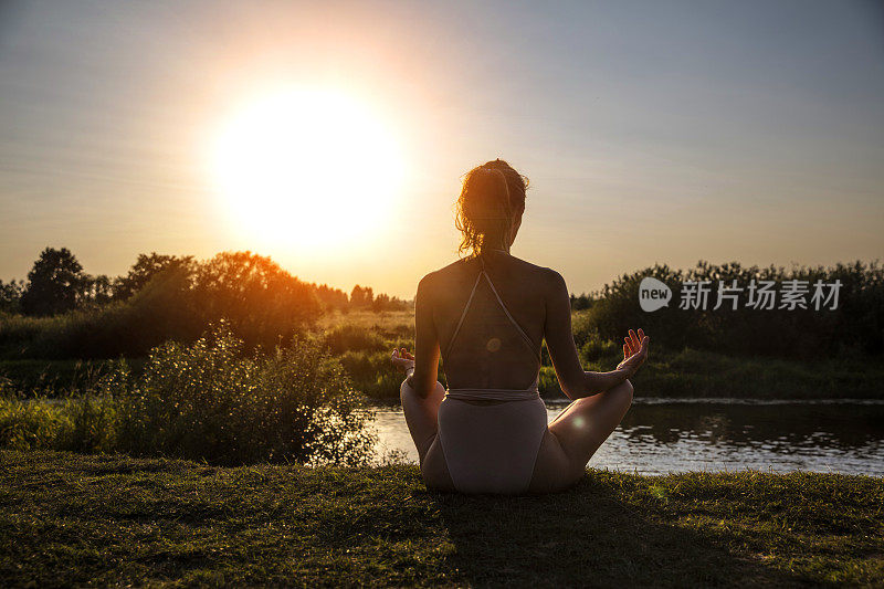 女人在夕阳下沉思