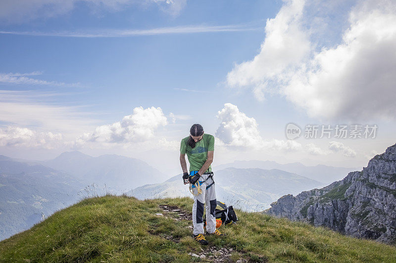 徒步旅行者爬上山顶后