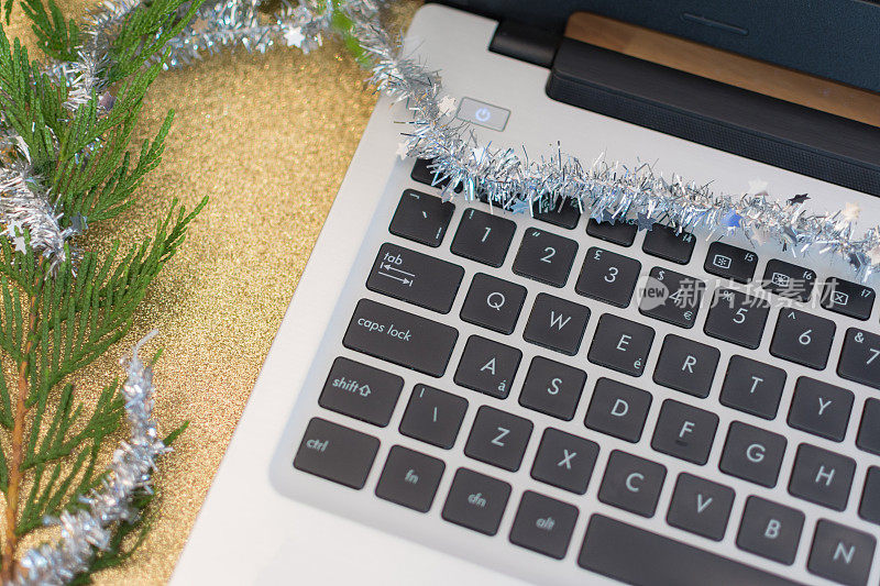 办公室圣诞节用一台装饰好的笔记本电脑