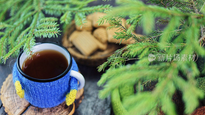 圣诞树下的茶