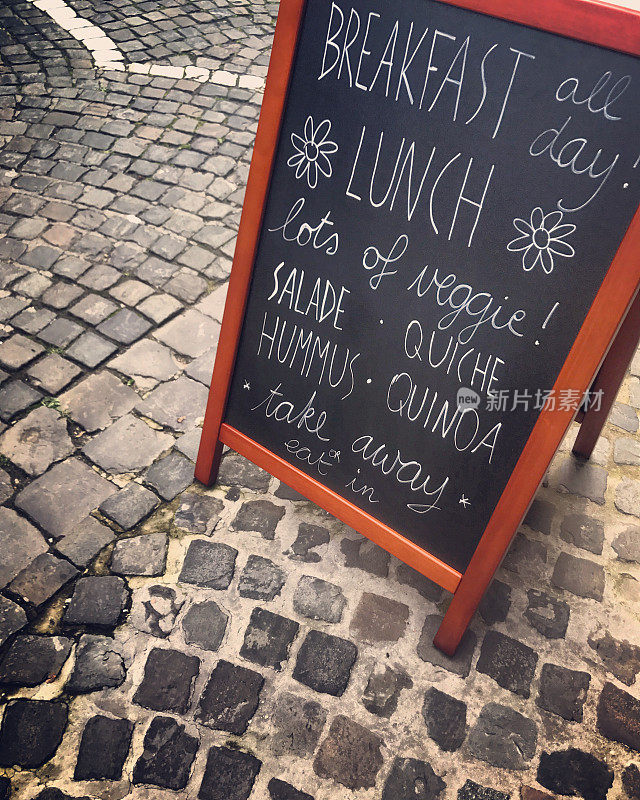 比利时布鲁日大街上的人行道咖啡馆黑板上展示着菜单。