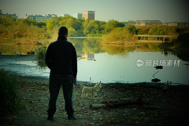 湖上有一个男人和一只狗