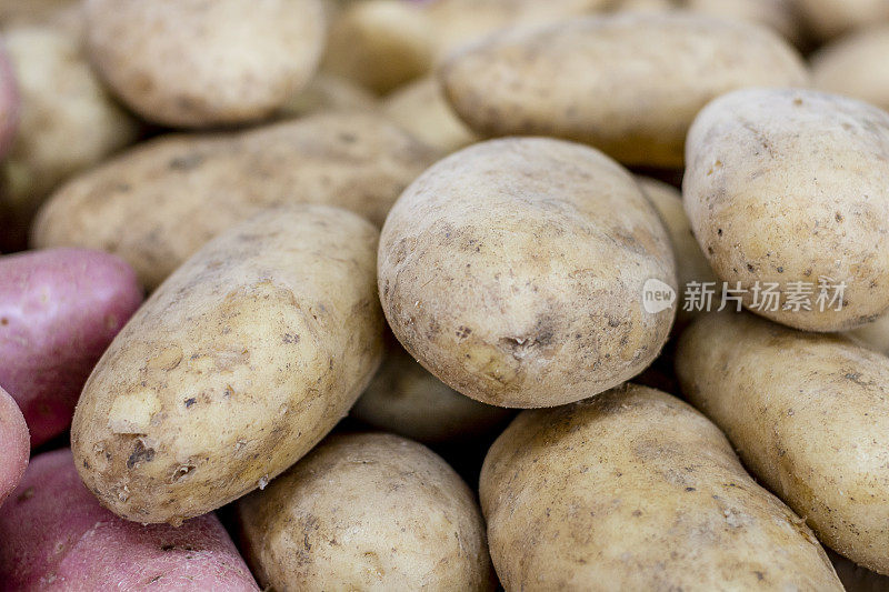 在农贸市场的摊位上出售的土豆