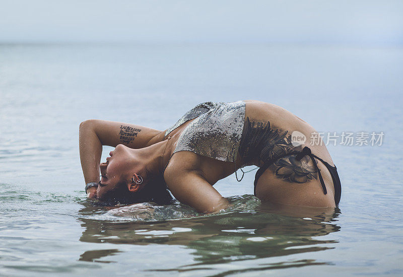 在海里沐浴的性感女人