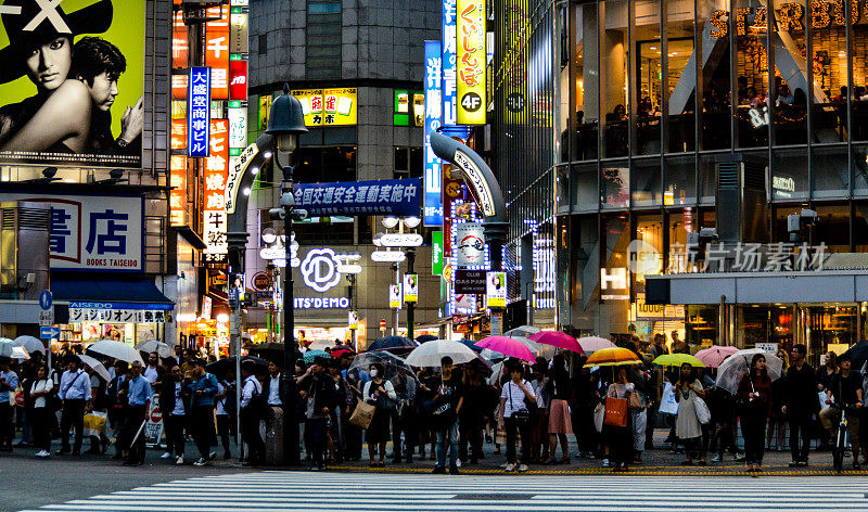 东京繁忙的街道在雨天