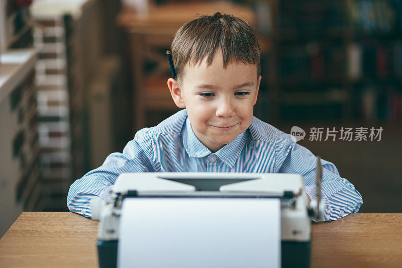 男孩用打字机