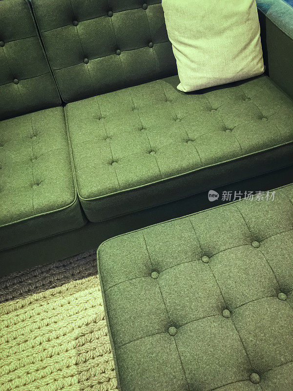 舒适的绿色沙发，脚凳